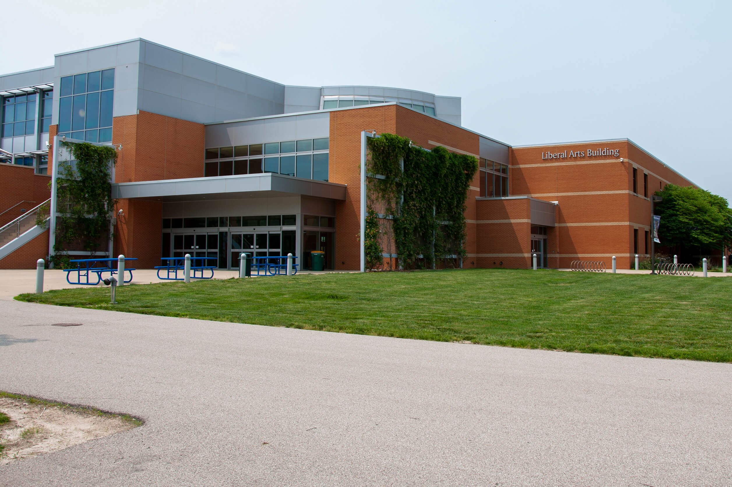 Photo of the Liberal Arts building on the Belleville campus.